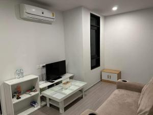 For RentCondoRama9, Petchburi, RCA : Urgent, reservation canceled 🔥🔥🔥 For rent Aspire Asoke-Ratchada, beautiful room, exactly as shown in the picture, fully furnished + washing machine + dryer ‼️ Ready to move in 1/10/67 (reply to chat very quickly)