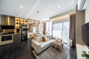 For RentCondoSukhumvit, Asoke, Thonglor : 👑 Park Origin Thonglor 👑 2 bedrooms, 2 bathrooms, 65.53 sq m., 19th floor, corner room, luxuriously decorated, complete with furniture and appliances.