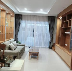 For RentTownhouseLadkrabang, Suwannaphum Airport : For rent, very cheap, only 30,000 baht!! Beautiful townhouse, newly renovated, clean, Baan Klang Muang Essence On Nut Ring Road, has 4 air conditioners, 3 floors, 3 bedrooms, 3 bathrooms, fully furnished, just bring your bags and move in, ready to move in