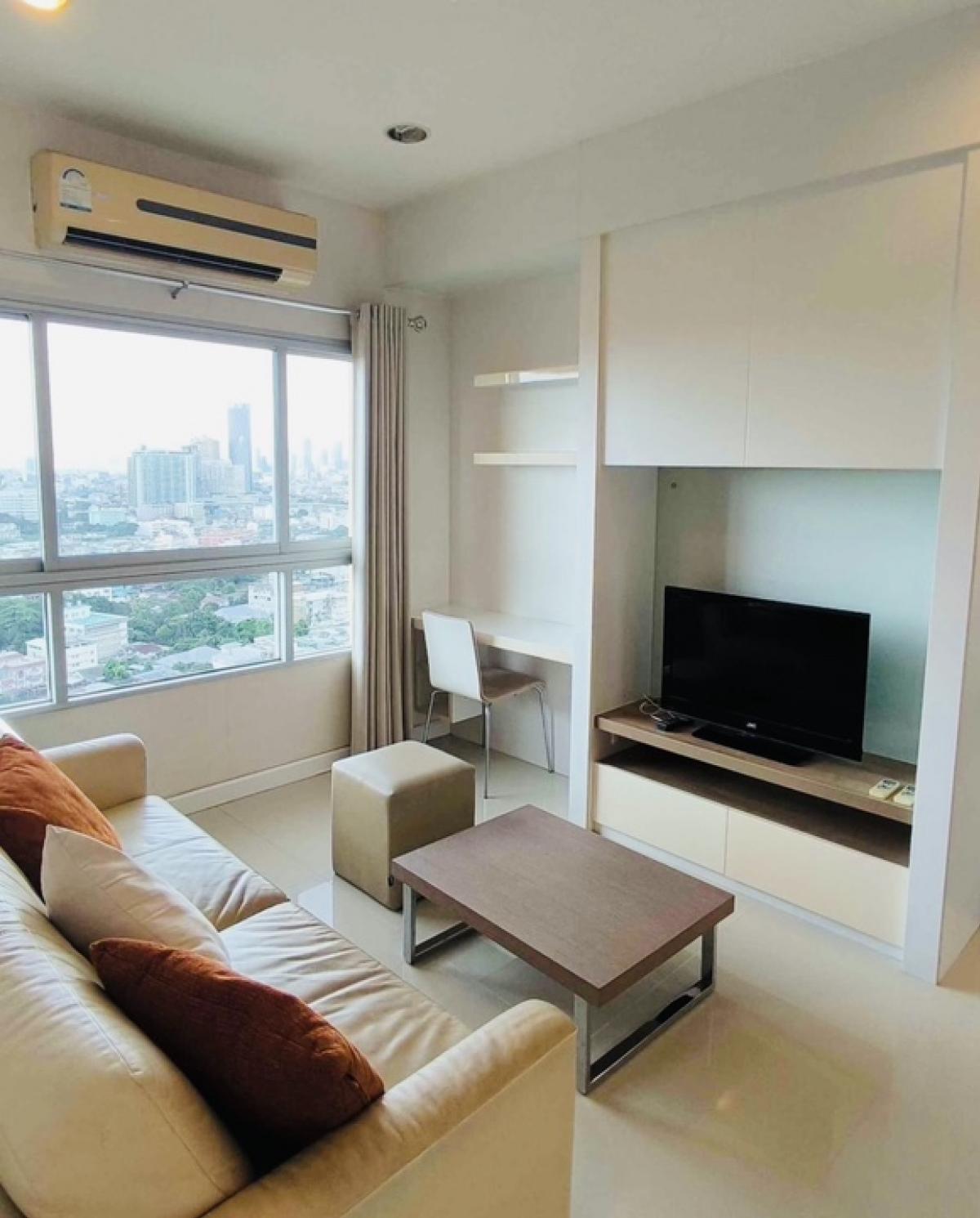 For RentCondoWongwianyai, Charoennakor : **Condo for rent Q House Sathorn** *Special room, river view, 1 bedroom on the highest floor*