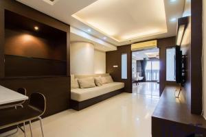 For RentCondoSilom, Saladaeng, Bangrak : Condo for rent, State Tower, beautifully decorated in a contemporary style, size 63 sq m., 30th floor, State, 23,000 baht, most beautiful room, biggest, cheapest, goes quickly, T.0623912496