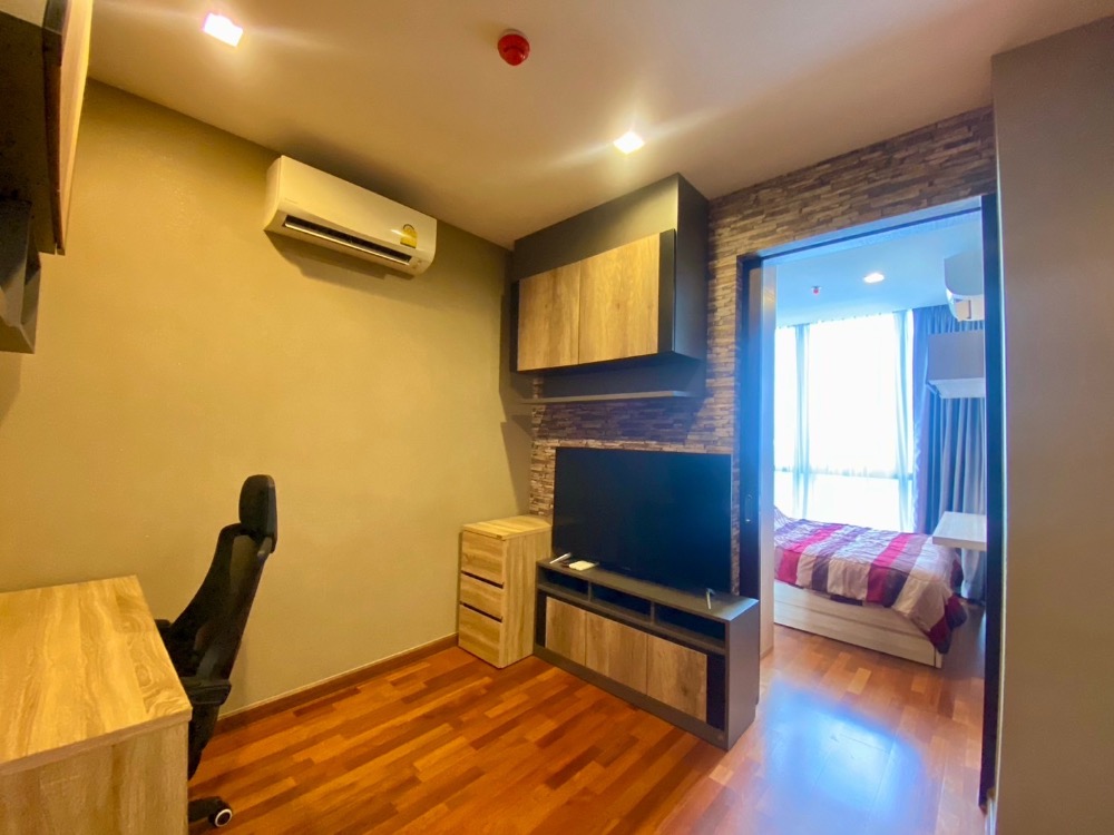 For RentCondoRatchathewi,Phayathai : For rent: Wish signature midtown, small room, size 27 sq m., ready to move in (and there is a cleaner once a week) at a price of 18,500 baht. No bargaining, only for tenants. Make an appointment 1 day in advance before viewing.