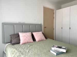 For RentCondoPattanakan, Srinakarin : Vacant room for rent, Rich Park Triple Station, 30 sq m., 30th floor, fully furnished, add Line: kampipattra.y