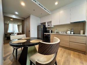 ให้เช่าคอนโดสุขุมวิท อโศก ทองหล่อ : Comfortable 1 Big Bedroom in modern condo fully equipped for short- and long-term rental