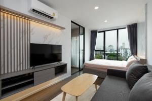 For RentCondoRatchadapisek, Huaikwang, Suttisan : 🧡 Condo for rent THE ORIGIN Ratchada - Ladprao MRT Lat Phrao, easy to travel, new condo, lots of food 🧡 S2401-664