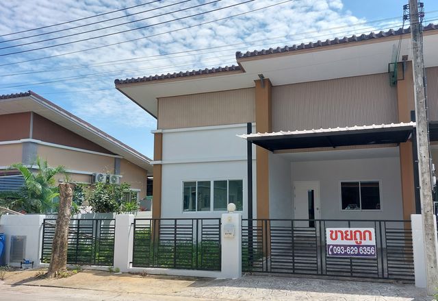 For SaleHousePathum Thani,Rangsit, Thammasat : For sale: semi-detached house, 35.7 sq.w., newly renovated