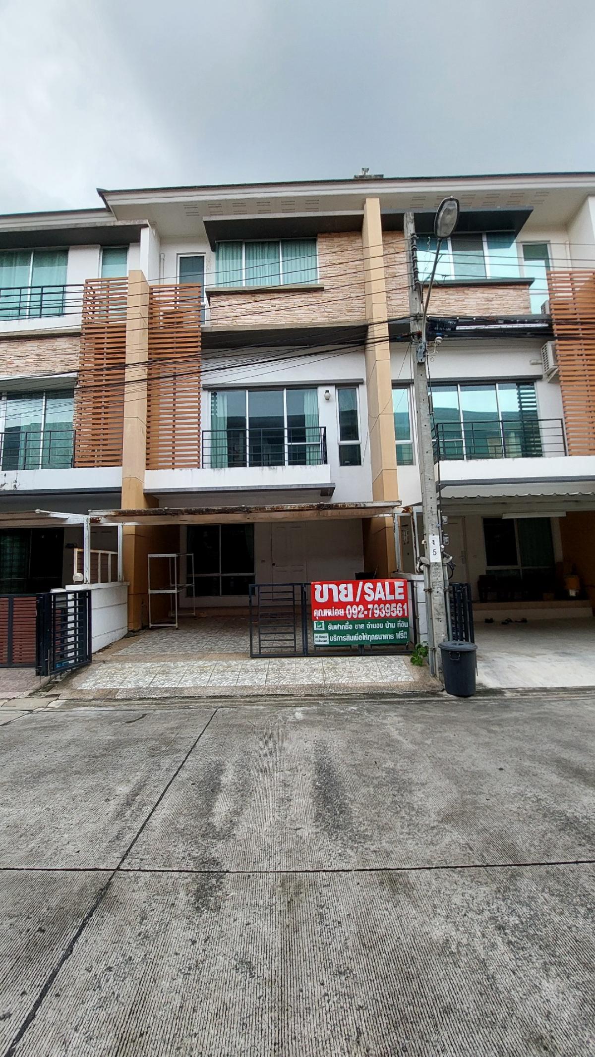 For SaleTownhouseRamkhamhaeng, Hua Mak : Town Home 3.5 floors, Town Plus Hua Mak, usable area 179 sq m., equivalent to a single house, 3 bedrooms, 4 bathrooms, 2 parking spaces, selling for only 3.8 million baht.