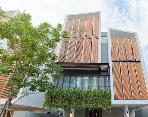 ขายบ้าน : Beautifully furnished semi- detached house at ARNA EKAMAI for sale