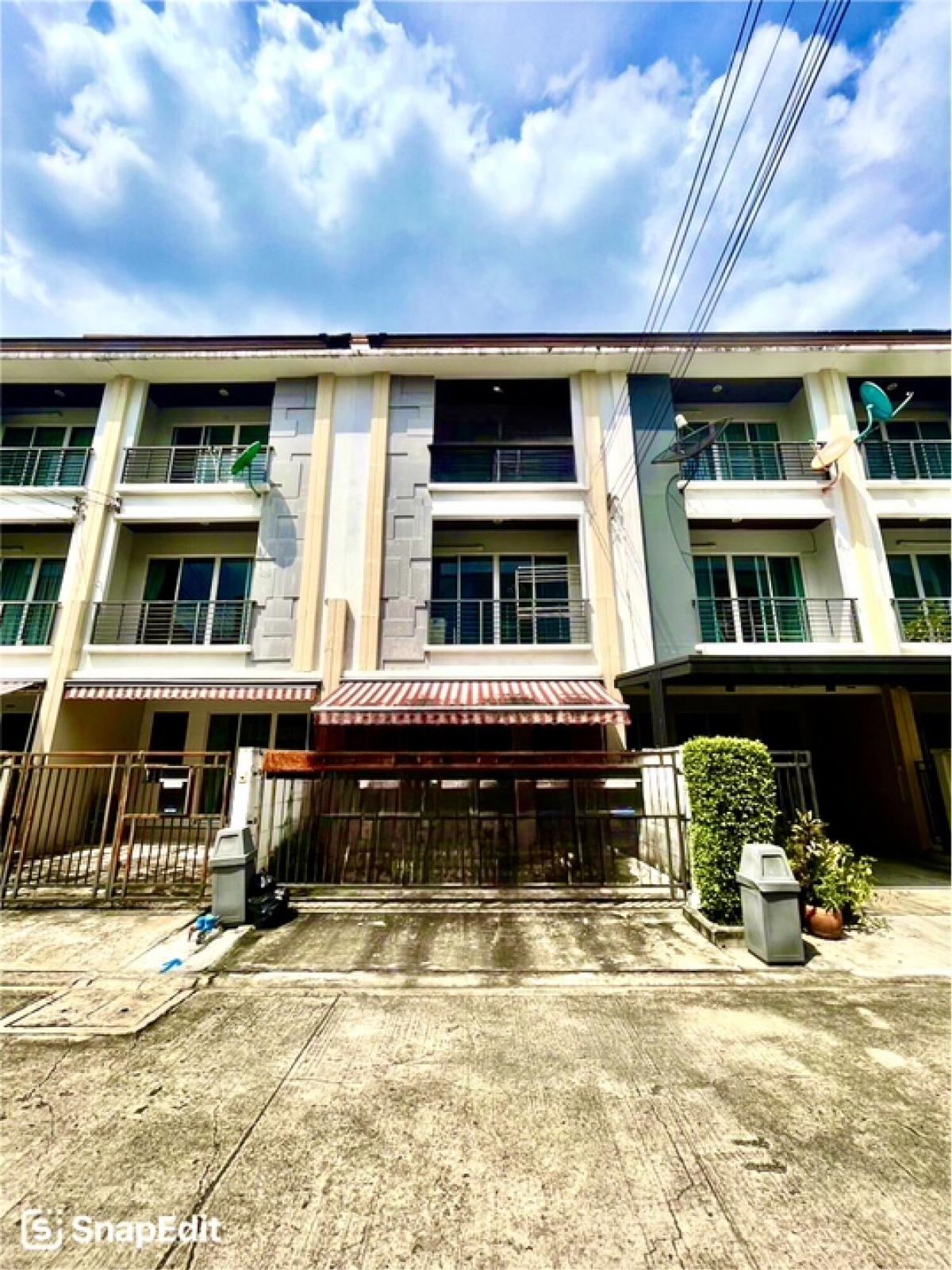 For SaleTownhouseRatchadapisek, Huaikwang, Suttisan : For sale: Townhouse in the city center, Ratchada 36, ​​Soi Suea Yai, 3-storey townhouse, beginning of project, near Major Ratchayothin, Central Ladprao