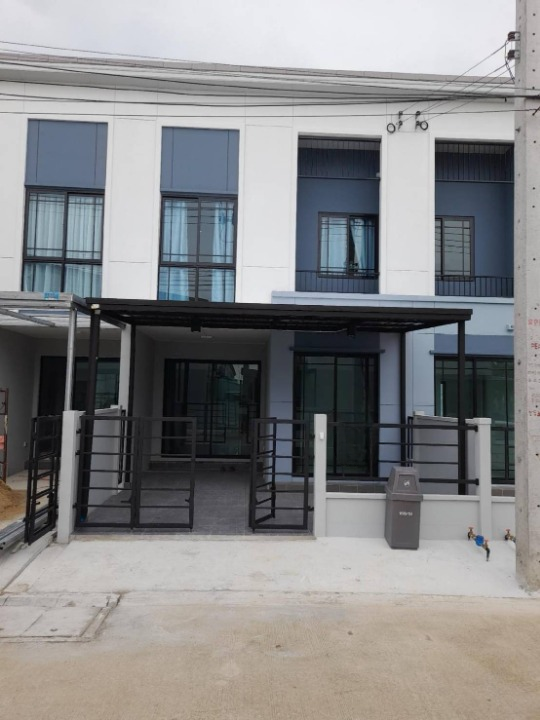 For RentTownhousePathum Thani,Rangsit, Thammasat : Townhouse for rent, near Poonthrap Market, only 2 minutes away.