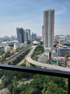 For RentCondoWongwianyai, Charoennakor : Urbano Absolute Sathon-Taksin 2B2B Rare Unit Rent 40,000 BAHT