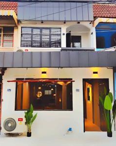 For RentTownhouseChaengwatana, Muangthong : newly renovated cafe Homeoffices 3bed BTS Phahon Yothin 59 499 m. BTS LakSi 2bath -star hotel