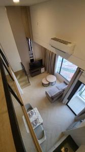 For RentCondoRama9, Petchburi, RCA : For rent: LandMark @MRT (Siamese Rama9) Duplex, 2Bed 2Bath.