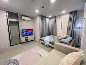 For RentCondoOnnut, Udomsuk : Urgent, beautiful room 🔥🔥🔥 For rent Atmoz On Nut, beautiful room, exactly as shown in the picture, fully furnished + washing machine, next to MRT Srinakarin ‼️ Ready to move in (reply to chat very quickly)