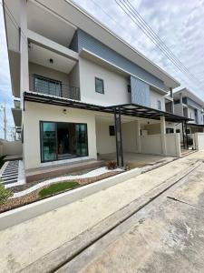 For SaleHousePathum Thani,Rangsit, Thammasat : For sale: 2-storey twin house, Pathum Thani, Khlong 11, area 41 sq m, 3 bedrooms, 3 bathrooms, parking for 2 cars, Ban Ratchathani 12 project