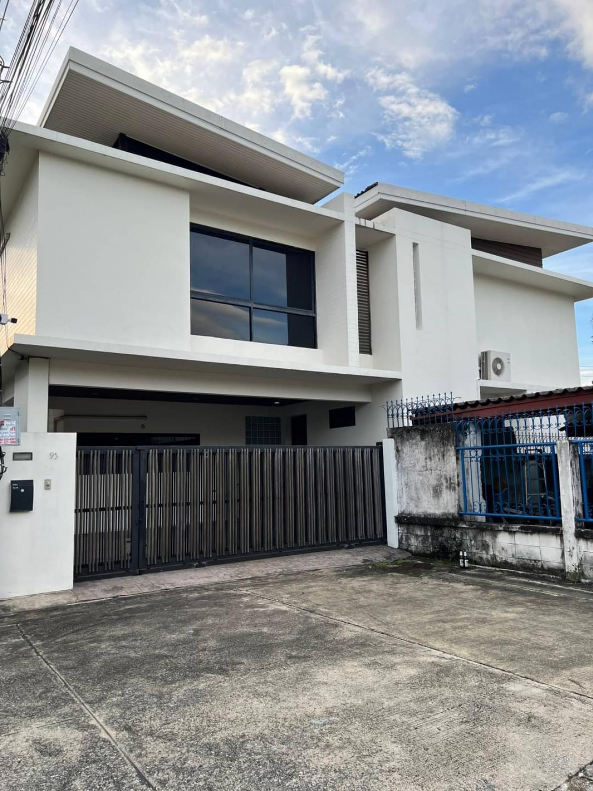 For SaleHouseKaset Nawamin,Ladplakao : For sale: 2-storey detached house, newly built, Senanikhom Village 1, Soi 23, modern style, 133 sq m, 4 bedrooms, 4 bathrooms, parking for 3 cars. sale 28.9 million