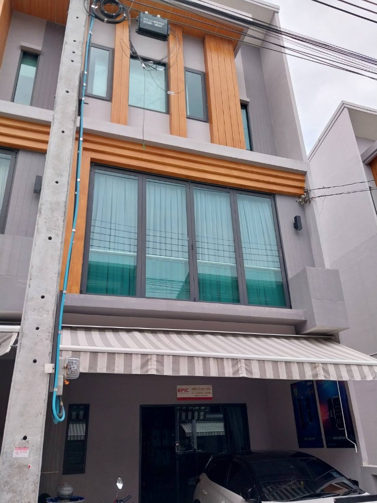 For SaleTownhousePattanakan, Srinakarin : Urgent sale of townhouse, Agent Phatthanakan project