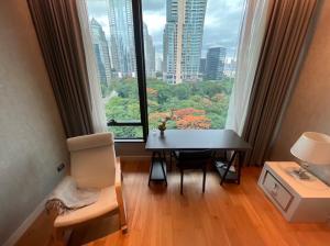 For RentCondoWitthayu, Chidlom, Langsuan, Ploenchit : Sindhorn Residence specious 2 bedroom large balcony overlooking park view