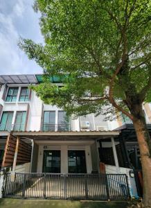 For RentTownhouseOnnut, Udomsuk : For rent/sale: Townhome, Ariya Mandarina Village, Sukhumvit 77, On Nut, near 2 BTS lines, 24 sq m., 3 bedrooms, 3 bathrooms, cheap price!