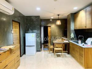 For SaleCondoRatchathewi,Phayathai : Urgent sale, never rented out, Pathumwan Resort (Pathumwan Resort), 60 sq.m., renovated with good quality real wood. After renovation, never used, the room is definitely in good condition. The owner wants to sell.