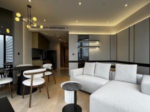 ให้เช่าคอนโดพระราม 9 เพชรบุรีตัดใหม่ RCA : Urgent Rent  Ashton Rama9 Asoke ห้อมมุมมังกร ชั้น22 . 2Bed 2Bath  75K Ready to move.