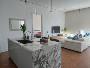 ขายคอนโดสาทร นราธิวาส : The Ritz Carlton Residences at MahaNakhon - Luxurious Furnished, Pet Friendly, 2 Beds Condo for Sale!