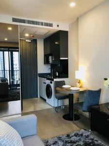 For RentCondoSukhumvit, Asoke, Thonglor : Rent Ashton Asoke, beautifully decorated room, fully furnished, room moves out very quickly. Add @447qewxc (with @)