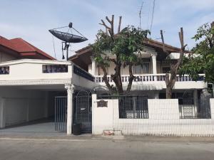 For RentHousePattanakan, Srinakarin : For rent: 2-storey detached house, on the road, area 68 sq w, Seri 8, Rama 9 area, suitable for a Home Office, near The Nine Rama 9