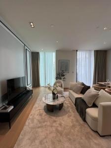 For RentCondoWitthayu, Chidlom, Langsuan, Ploenchit : 👑 28 Chidlom 👑 2 Beds 2 Baths 90 sq m. Corner room, very beautiful layout, well decorated, fully furnished.