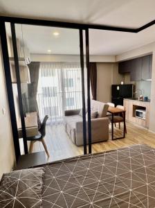 For RentCondoSathorn, Narathiwat : 👑 Blossom Condo @ Sathorn-Charoenrat 👑 1 bedroom, 1 bathroom, 30 sq m. Beautiful room, nice to live in, complete with furniture and electrical appliances.