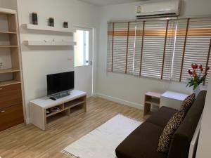 For RentCondoOnnut, Udomsuk : ** Renovated the whole room in 2022** The entrance to the alley is BTS On Nut station and Lotus open 24 hours. Opposite My Condo 52 there is a large 7-11 branch and a Thai massage & spa.