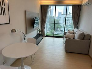 For RentCondoSukhumvit, Asoke, Thonglor : 👑 Via 49 👑 1 Bedroom, large room, size 46 sq m., 8th floor, beautiful room with furniture and appliances, ready to move in.