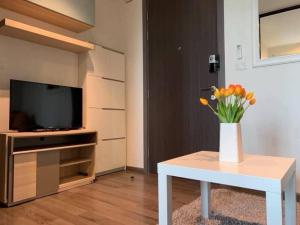 For RentCondoOnnut, Udomsuk : For rent: The Base Park West, 9th floor, Habito view, not hot, size 30 sq m, beautiful room, complete electrical appliances and furniture, good common area, the project is located in T77, price 15,000 baht.