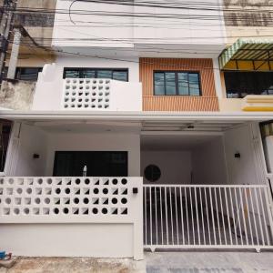 For SaleTownhouseBang kae, Phetkasem : Owning a house is more worthwhile than renting. 2-storey townhouse, Nattakan Village, Phetkasem 112, free transfer, contact us now.