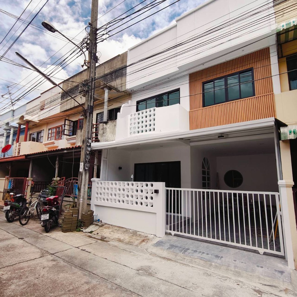 For SaleTownhouseBang kae, Phetkasem : Owning a house is more worthwhile than renting. 2-storey townhouse, Nattakan Village, Phetkasem 112, free transfer, contact us now.