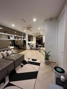 For SaleCondoRatchathewi,Phayathai : Urgent sale, Condo Baan Klang Krung Siam Pathumwan, 2 bedrooms, 2 bathrooms (newly decorated, beautiful, good location)