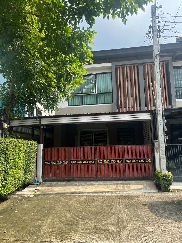 For SaleTownhousePattanakan, Srinakarin : {Urgent Sale} Renovated Townhouse, “Premium Time Home Suan Luang Rama.9 Village“. Convenient zone, near park, store, market, fitness, hospital, shopping mall, transportation, etc. Ready to move in ✅ ✅