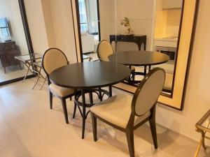 For RentCondoWitthayu, Chidlom, Langsuan, Ploenchit : For rent: NOBLE Ploenchit, connected to BTS, can walk straight to the mall, only 40,000 baht per month.