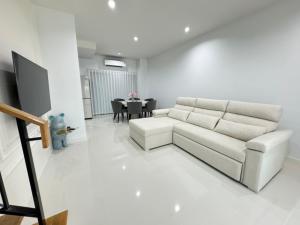 For RentHouseMin Buri, Romklao : House for rent in the city center, Rama 9-Krungthep Kreetha, 2 bedrooms, 1 office, 3 bathrooms, air conditioning, complete furniture, rental price 45,000 baht