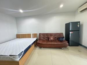 For SaleCondoVipawadee, Don Mueang, Lak Si : For sale: Regent Home 10, located on Chaeng Watthana Road (no need to enter the alley), opposite Rajabhat Phranakhon University, fully furnished, newly painted room, new TV, new microwave, new 2-door refrigerator.