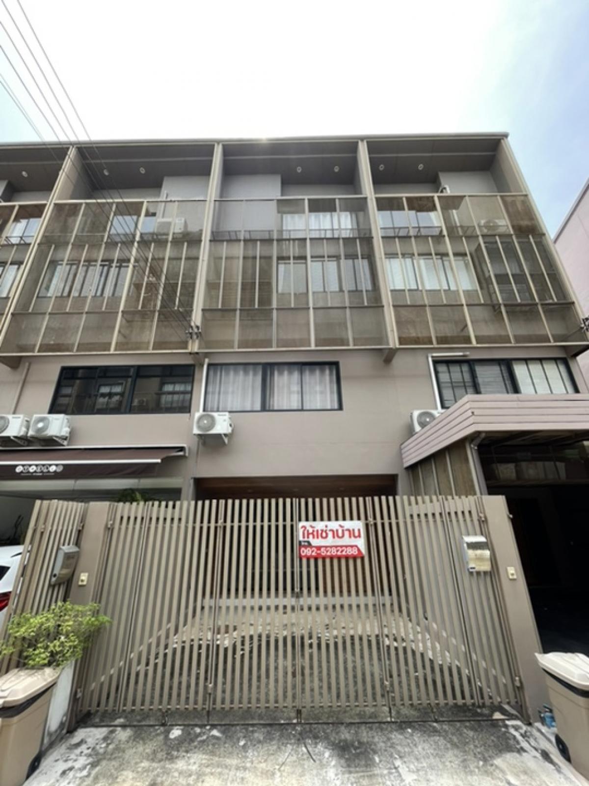 For RentTownhouseChaengwatana, Muangthong : Townhouse for rent, 3 and a half floors, price 28,000 baht/month, located in the Haus Niche project, Chaeng Watthana, Soi Samakkhi 29