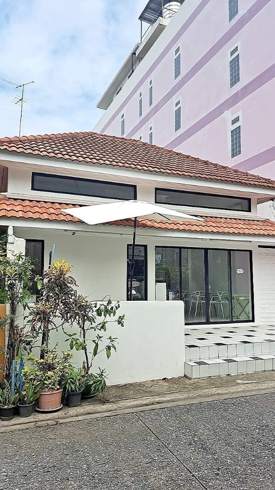 For RentHouseRatchadapisek, Huaikwang, Suttisan : HK0198😊 For RENT Single-storey house for rent, 🚪1 bedroom🚄near MRT Rama 9🏢Huai Khwang🔔House area: 13.00 sq.wa🔔Usable area: 50.00 sq.m.💲Rent: 35,000฿📞O99-5919653,O65-9423251✅LineID:@sureresidence