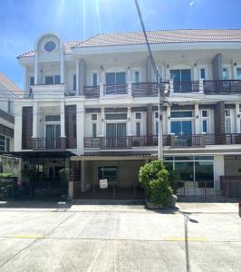 For SaleTownhouseKaset Nawamin,Ladplakao : For sale: 3-storey townhouse office, Premium Place Village, Ekkamai-Ram Intra 2, Sukonthasawat Road, ready to move in, new condition