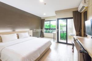 For RentCondoWongwianyai, Charoennakor : Line @zimple_asset Daily and monthly residences in Wongwian Yai area. Beautiful rooms with full furniture, ready to move in. Includes free gym, and swimming pool services. Located just 650 m from BTS Wongwian Yai