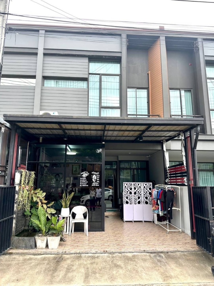 For SaleTownhousePattanakan, Srinakarin : Urgent sale Verve Rama 9 Townhome 2 floors 18 sq m. usable area 117 sq m. 2 bedrooms 2 bathrooms free transfer