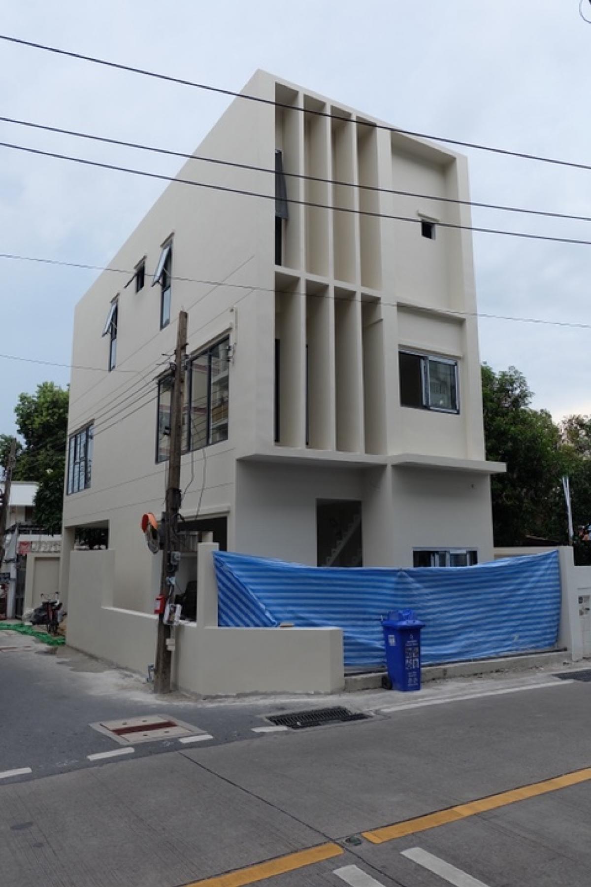 For SaleHouseLadprao, Central Ladprao : For sale: 3-storey home office, 2 km from MRT Sutthisan.