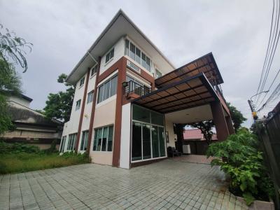 For RentHouseLadprao101, Happy Land, The Mall Bang Kapi : NTG375 For rent, single house, Prasertmanukit 7, good location, suitable for living or running a business, Soi Sukie Tee Noi, near the main road, only 100 meters.