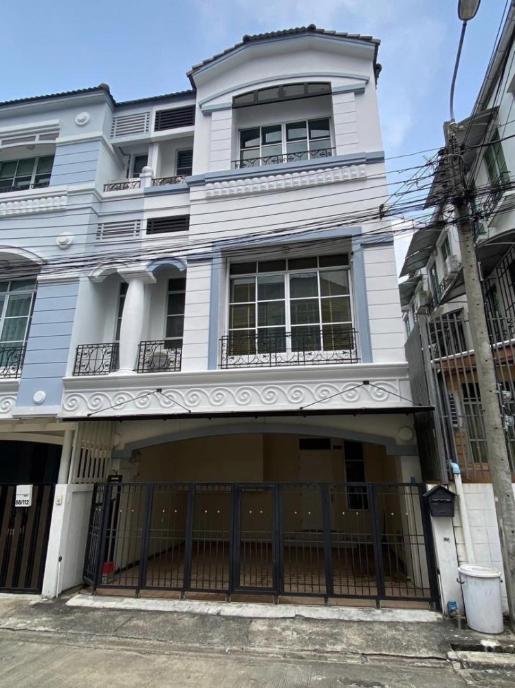 For RentTownhouseYothinpattana,CDC : Townhome on Liab Duai Road, Baan Klang Muang Lat Phrao-Yothin Phatthana, end unit, suitable for living or home office.