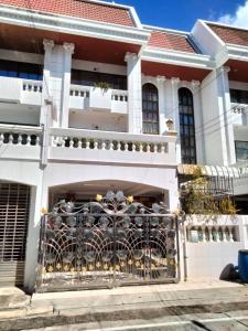 For RentHouseSathorn, Narathiwat : Townhouse for rent, 4 floors, Phatra Villa Village, Chalom Soi 5, parking for 3 cars, convenient transportation, Sathorn, Chan Road, Rama 3