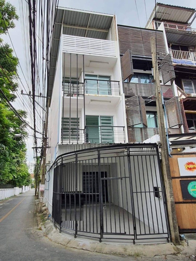 For RentHome OfficeOnnut, Udomsuk : For rent: 3-storey home office, corner building, Sukhumvit 65, near BTS Ekkamai, Gateway Ekkamai, Sukhumvit Hospital, Srivikorn School, BigC Ekkamai, suitable for an office or other business.